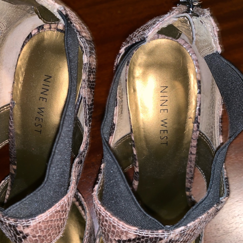 ๐Nine West Snakeskin Strappy Closed Toe Heels - Picture 3 of 8